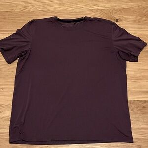 Lululemon Men's License to Train Short sleeve in Purple size XL